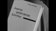 Das Cover eines Buches, auf dem Jugendgefährdende Schriften steht  