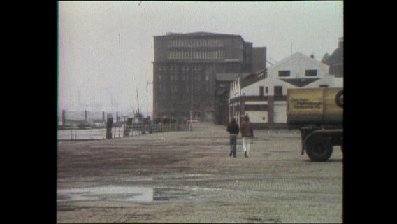 Zwei Jugendliche spazieren über den hamburger Fischmarkt (Archivbild)  