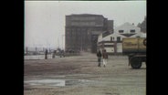 Zwei Jugendliche spazieren über den hamburger Fischmarkt (Archivbild)  
