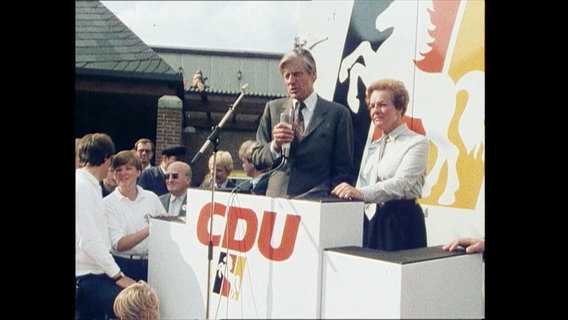 Ein CDU Politiker spricht bei einer Wahlkampfveranstaltung  