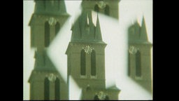 Eine Kirche wie durch ein Kaleidoskop dargestellt  
