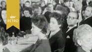 Teilnehmer einer Feierstunde des Hamburger Tierschutzvereins an langen Tischen 1964  