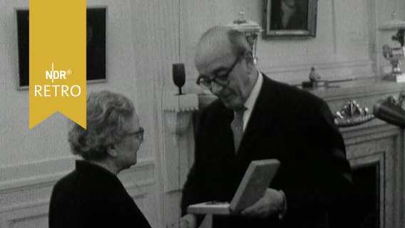 Hamburgs Kultursenator Hans-Harder Biermann-Ratjen bei Überreichung der Brahmsmedaille 1964 an die Komponistin Ilse Fromm-Michaelis  