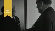 Edgar Engelhardt schüttelt einem herienkommenden Gast freundlich die Hand (1964)  