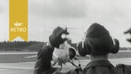 Lotse dirigiert einen Starfighter auf einem Flugplatz (1964)  