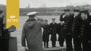 Ein Offizier passiert eine salutierende Reihe Matrosen auf seinem Weg zu einem U-Boot (1964)  