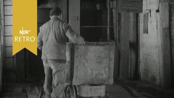 Bergmann schiebt eine Lore aus dem Berg (1964)  