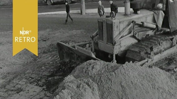 Eine Raupe beim Planieren auf einem Hafengrundstück 1964  
