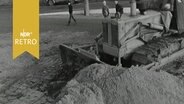 Eine Raupe beim Planieren auf einem Hafengrundstück 1964  