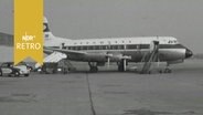 Lufthansa-Passagiermaschine auf dem Rollfeld am Flughafen Hamburg 1964  