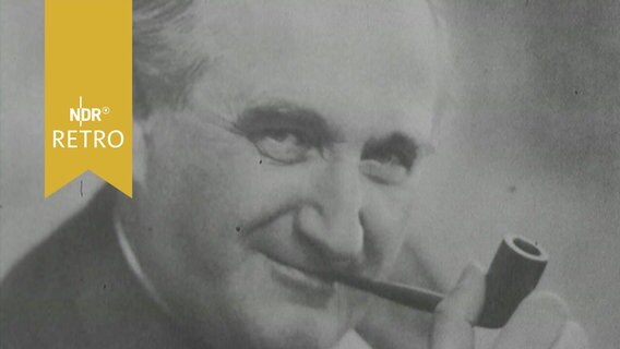 Porträtfotografie des Malers Robert Storm-Petersen mit einer Pfeife im Mund (1964)  
