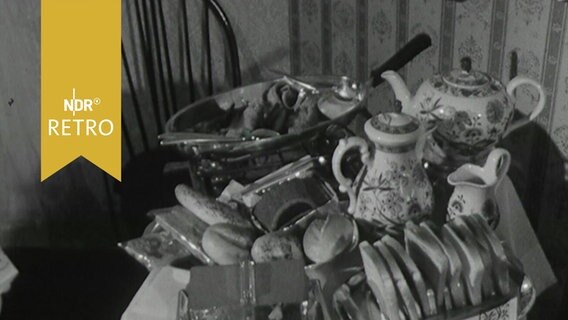 Ein etwas übervoll gedeckter kleiner Frühstückstisch in der Internorga 1964  