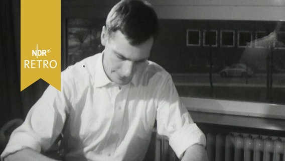 Künstler Wolfgang Harb bei der Arbeit an einer Radierung (1964)  