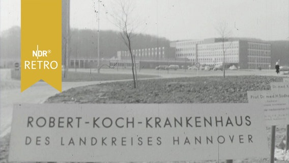 Schlid vor der Silhouette des "Robert-Koch-Krankenhaus des Landkreies Hannover" bei seiner Einweihung 1964  