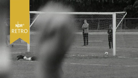 Jubelnde Hände vor der Szene, in der der Towart von Hannover auf dem Boden liegt, der Ball zum 1:0 für den VfL Oldesloe im Tor (1964)  