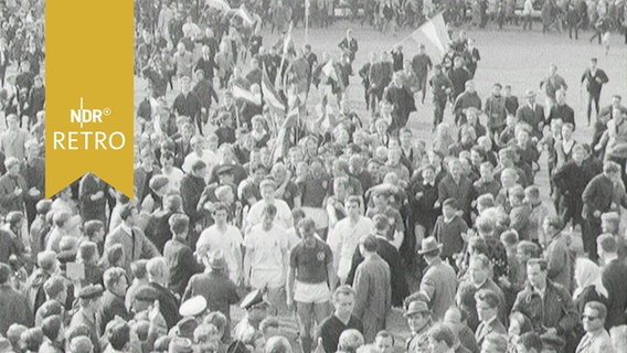 Jubelnde Spieler und Fans auf dem Platz nach dem Sieg von Holstein Kiel gegen Borussia Mönchengladbach in der Aufstiegsrunde zur Bundesliga 1965  