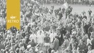 Jubelnde Spieler und Fans auf dem Platz nach dem Sieg von Holstein Kiel gegen Borussia Mönchengladbach in der Aufstiegsrunde zur Bundesliga 1965  