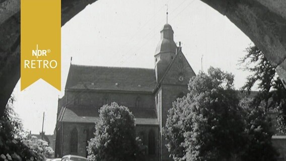 Klosterkirche von Amelungsborn durch einen Torbogen gesehen (1965)  