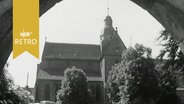 Klosterkirche von Amelungsborn durch einen Torbogen gesehen (1965)  