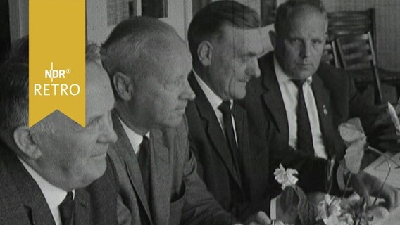 Vier ältere Herren bei einer Vorstandssitzung des Bund Deutscher Nordschleswiger 1965  