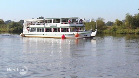 Das Ausflugsschiff "Flotte Weser".  