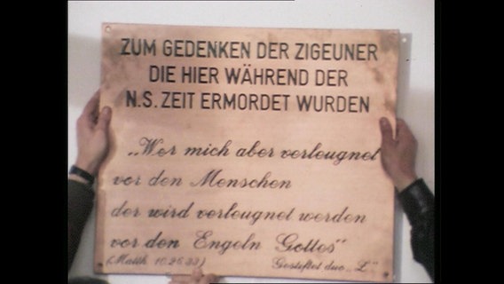 Schild mit der Aufschrift "Im Gedenken der Zigeuner die hier während der NS-Zeit ermordet wurden"  