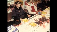 Mitglieder der Jungsozialisten an einem Wahlkampfstand (Archivbild)  
