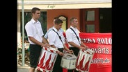 Neonazis in der Aufmachung der Hitlerjugend marschieren mit Trommeln (Archivbild) © NDR 