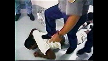 Ein Polizist steht mit dem Fuß auf dem Rücken eines am Boden liegenden Afro-Amerikaners (Archivbild)  