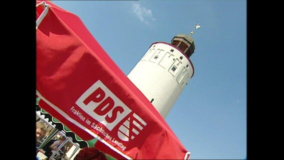 Ein roter Sonnenschirm mit der Aufschrift PDS (Archivbild)  
