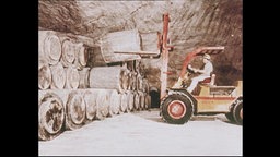 Ein Gabelstapler transportiert Fässer im Atomlager Gorleben (Archivbild)  
