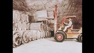 Ein Gabelstapler transportiert Fässer im Atomlager Gorleben (Archivbild)  