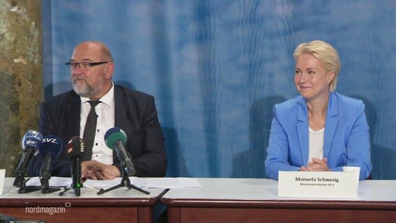 Harry Glawe und Manuela Schwesig bei einer Pressekonferenz.  