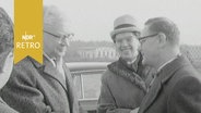 Ministerin Lena Ohnesorge und andere schleswig-holsteinische Politiker begrüßen einander im Freien (1963)  