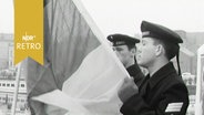 Marinesoldaten hissen Flagge an einem neuen Boot der Bundesmarine (1963)  