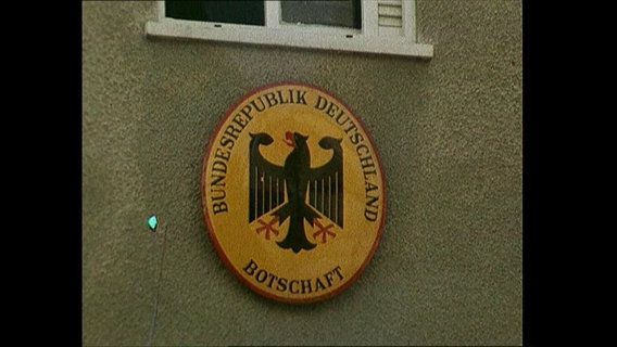 Schild der deutschen Botschaft auf einer Hausfassade  