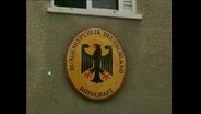 Schild der deutschen Botschaft auf einer Hausfassade  