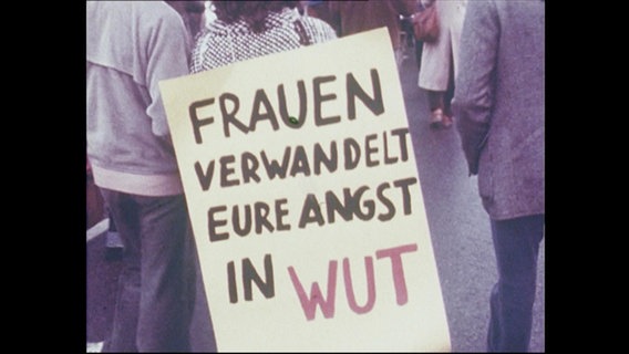 Plakat mit der Aufschrift "Frauen verwandelt eure Angst in Wut"  