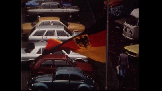 Eine Deutschlandflagge weht im Wind  