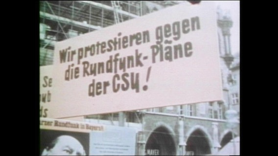 Eine Plakat gegen die neuen Rundfunpläne der CSU  