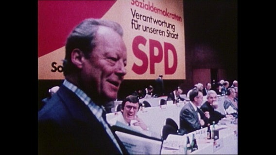 Willy Brandt vor einem SPD Transparent  