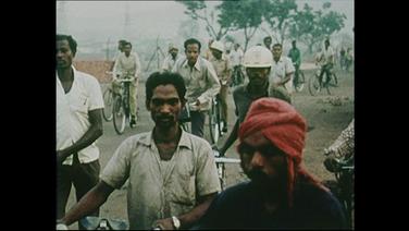 Indische Männer auf dem Weg zur Arbeit  