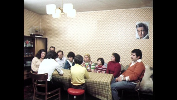 Eine türkische Gastarbeiterfamilie sitzt an einem Tisch (Archivbild)  
