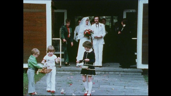 Ein frisch vermähltes Ehepaar (Archivbild)  