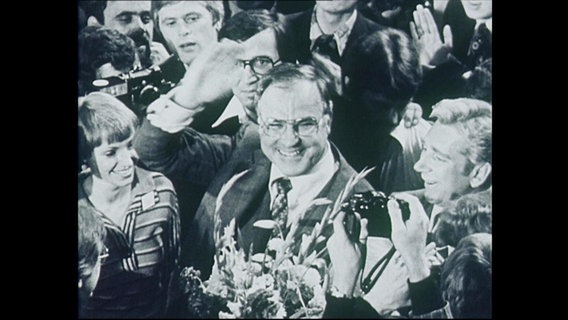 Helmut Kohl in einer Menschenmenge  