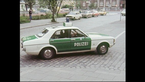 Ein Streifenwagen auf der Straße (Archivbild)  