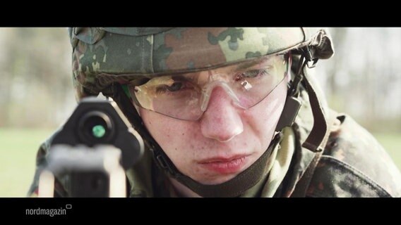 Ein Soldat bei einer Schießübung.  
