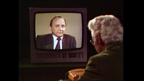 Hans-Dietrich Genscher auf einem Bildschirm im Panorama-Studio (Archivbild)  