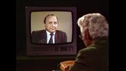 Hans-Dietrich Genscher auf einem Bildschirm im Panorama-Studio (Archivbild)  