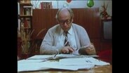 Der Rentner Staudte arbeitet sich durch Dokumente  